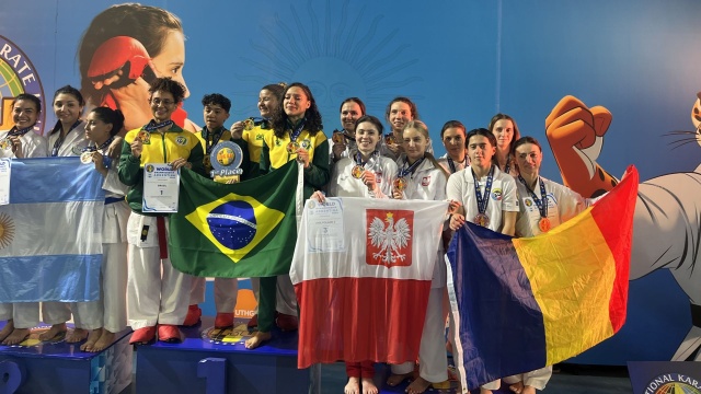 Podium konkurencji kumite druzynowego seniorek shobu sanbon rotation - MŚ IKU 2024 Buenos Aires, wśród medalistek Natalia Bombolewska. Fot. Klub Karate Bushikan Karateczki z klubu Bushikan Szczecin lubią brąz [ZDJĘCIA]