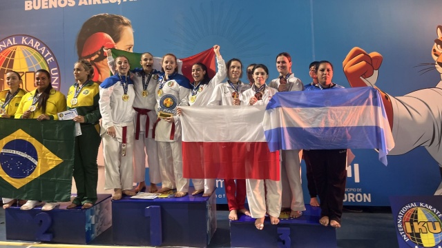 Podium konkurencji kumite drużynowego seniorek shobu ippon - wśród brazowych medalistek zawodniczka Bushikanu Szczecin - Natalia Bombolewska. Fot. Klub Karate Bushikan Karateczki z klubu Bushikan Szczecin lubią brąz [ZDJĘCIA]