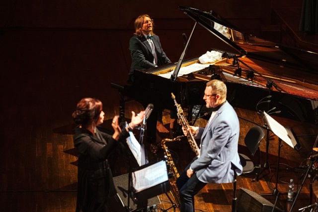 Leszek Możdżer – pianista, kompozytor, aranżer przy fortepianie i Sylwia Fabiańczyk-Makuch – dyrygentka (od lewej) oraz Maciej Sikała – saksofonista w Filharmonii im. Mieczysława Karłowicza w Szczecinie. Fot. Hubert Grygielewicz Owacyjne przyjęcie Psalmów Dawidowych w wizji Leszka Możdżera [ZDJĘCIA]