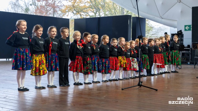 Fot. Robert Stachnik [Radio Szczecin] Szczecin śpiewająco rozpoczął świętowanie niepodległości [ZDJĘCIA]