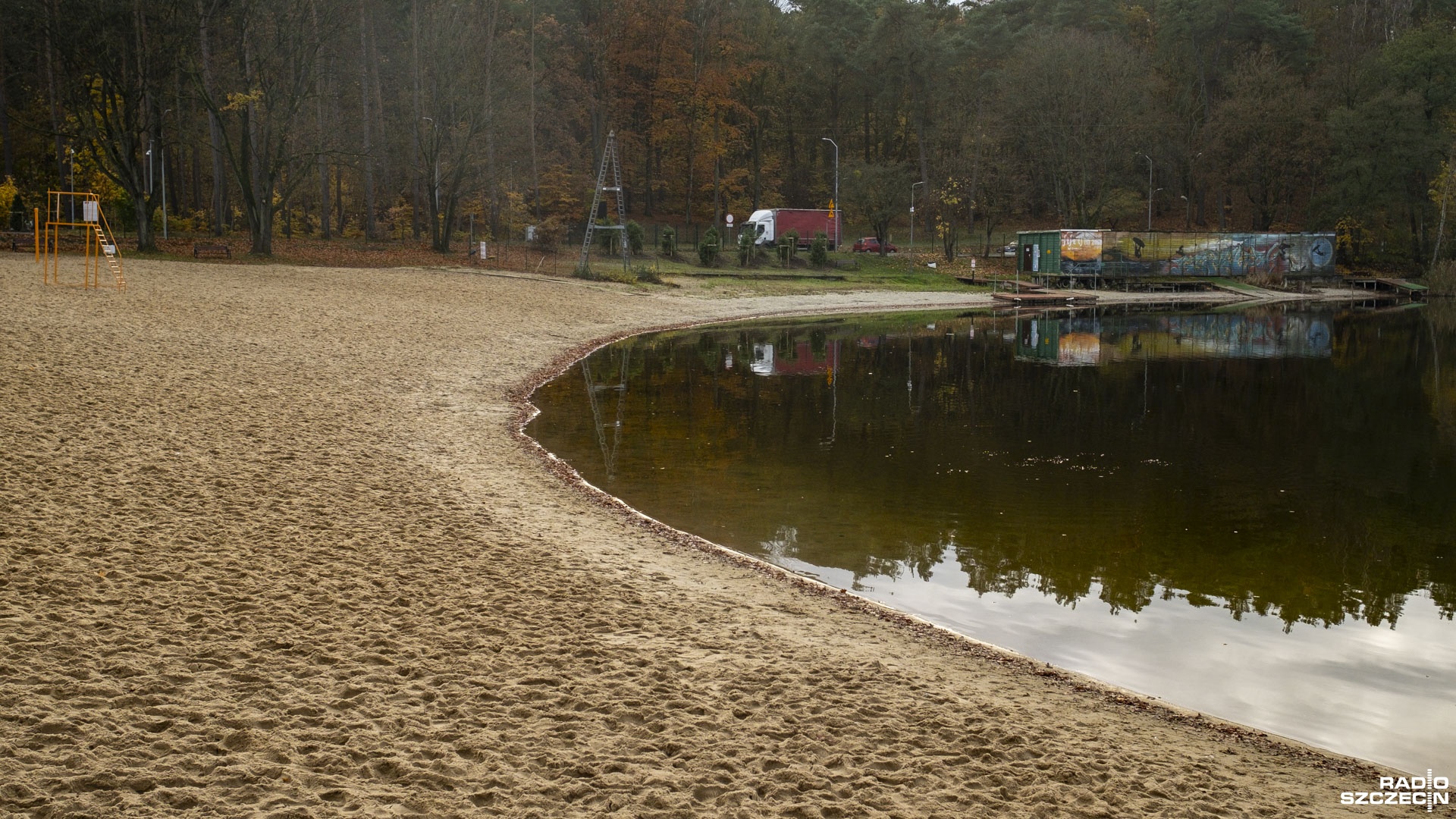 Odsłonięty pomost i coraz szersza plaża - w jeziorze Głębokim w Szczecinie z roku na rok obniża się poziom wody.