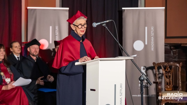 Anda Rottenberg po pasowaniu na doktora honoris causa wygłasza wykład pt. „Cena nieposłuszeństwa”. Fot. Robert Stachnik [Radio Szczecin] Anda Rottenberg uhonorowana tytułem doktora honoris causa [WIDEO, ZDJĘCIA]