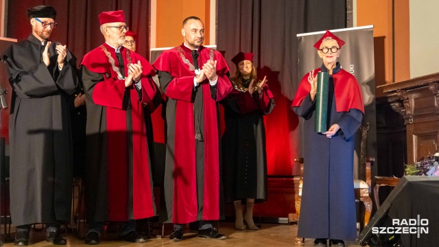 Anda Rottenberg (od prawej) po pasowaniu na doctora honoris causa. Fot. Robert Stachnik [Radio Szczecin] Anda Rottenberg uhonorowana tytułem doktora honoris causa [WIDEO, ZDJĘCIA]