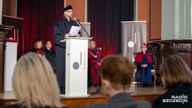 Dr hab. Paweł Leszkowicz, prof. AS wygłasza laudcję. Fot. Robert Stachnik [Radio Szczecin] Anda Rottenberg uhonorowana tytułem doktora honoris causa [WIDEO, ZDJĘCIA]