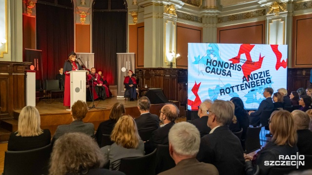 Dr hab. Mirosława Jarmołowicz, prof. AS, rektor Akademii Sztuki w Szczecinie otwiera uroczystość nadania tytułu doktora honoris causa Andzie Rottenberg. Fot. Robert Stachnik [Radio Szczecin] Anda Rottenberg uhonorowana tytułem doktora honoris causa [WIDEO, ZDJĘCIA]