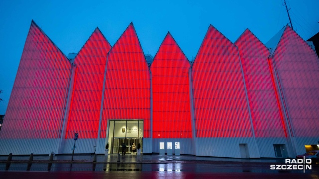 Fot. Robert Stachnik [Radio Szczecin] Filharmonię i Morskie Centrum Nauki zalała czerwień [WIDEO, ZDJĘCIA]