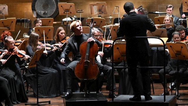 Michał Balas – wiolonczelista z Orkiestrą Symfoniczną Filharmonii im. Mieczysława Karłowicza pod dyrekcją Korniliosa Michailidisa. Fot. Marcin Bielecki [Filharmonia w Szczecinie] Michał Balas i Kornilios Michailidis gorąco oklaskiwani w Filharmonii [ZDJĘCIA]