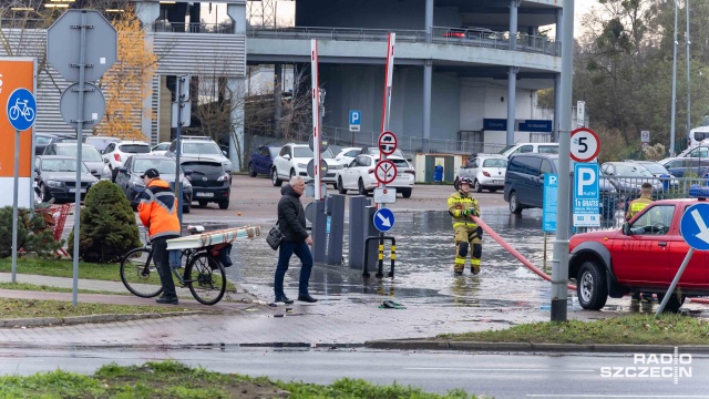 Fot. Robert Stachnik [Radio Szczecin] Awaria wodociągowa na Turzynie [ZDJĘCIA]