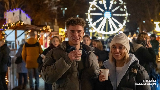 Jarmark Bożonarodzeniowy. Fot. Robert Stachnik [Radio Szczecin] Grzaniec bezalkoholowy, jedzenie i mnóstwo atrakcji. Wystartował Jarmark Bożonarodzeniowy [WIDEO, ZDJĘCIA]