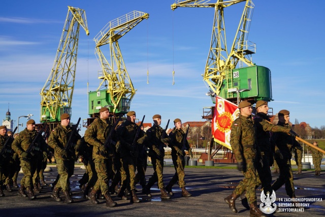 Fot. Biuro prasowe 14 ZBOT Terytorialsi z regionu złożyli przysięgę na Łasztowni [ZDJĘCIA]