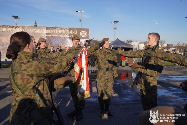 Fot. Biuro prasowe 14 ZBOT Terytorialsi z regionu złożyli przysięgę na Łasztowni [ZDJĘCIA]