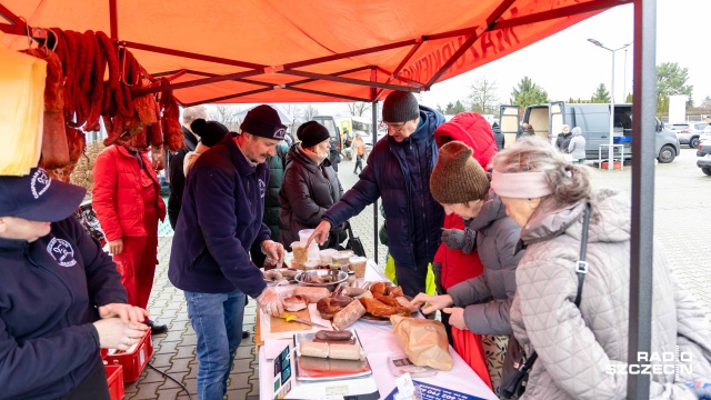 Fot. Robert Stachnik [Radio Szczecin] Bazarek na Bronowickiej dzisiaj na świątecznie [ZDJĘCIA]