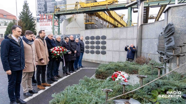 Fot. Robert Stachnik [Radio Szczecin] Politycy KO pod bramą stoczniową w rocznicę stanu wojennego [ZDJĘCIA]