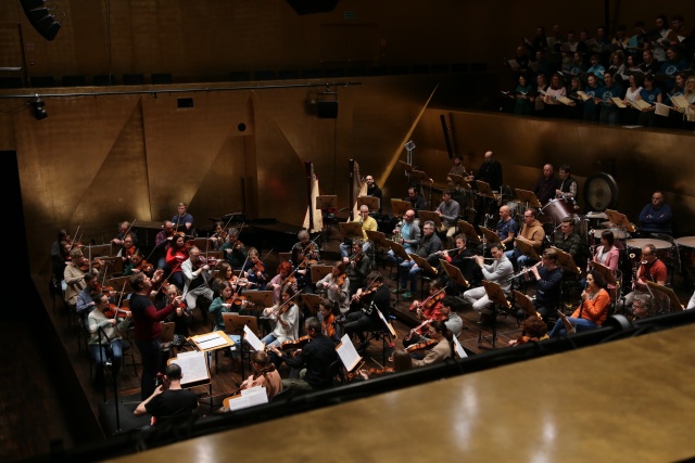 Próba generalna Orkiestry Symfonicznej Filharmonii im. Mieczysława Karłowicza w Szczecinie i Chóru Politechniki Morskiej pod batutą Przemysława Neumanna. Fot. Katarzyna Plater-Zyberk Chór Politechniki Morskiej w Filharmonii z muzyką Bożego Narodzenia [ZDJĘCIA]