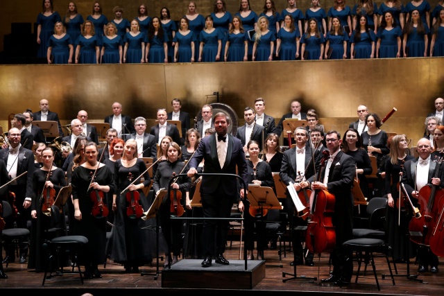 Dyrygent Przemysław Neumann, Orkiestra Symfoniczna Filharmonii im. Mieczysława Karłowicza i Chór Politechniki Morskiej w Szczecinie przyjmują owacyjne brawa publiczności. Fot. Cezary Aszkiełowicz Magiczny koncert Bożonarodzeniowy w Złotej Sali Filharmonii [ZDJĘCIA]