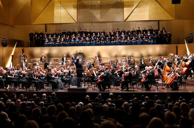 Orkiestra Symfoniczna Filharmonii im. Mieczysława Karłowicza i Chór Politechniki Morskiej w Szczecinie pod batutą Przemysława Neumanna. Fot. Cezary Aszkiełowicz Magiczny koncert Bożonarodzeniowy w Złotej Sali Filharmonii [ZDJĘCIA]