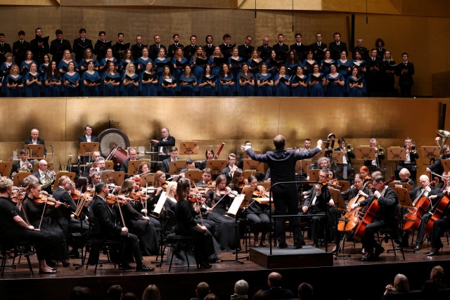 Orkiestra Symfoniczna Filharmonii im. Mieczysława Karłowicza i Chór Politechniki Morskiej w Szczecinie pod batutą Przemysława Neumanna. Fot. Cezary Aszkiełowicz Magiczny koncert Bożonarodzeniowy w Złotej Sali Filharmonii [ZDJĘCIA]