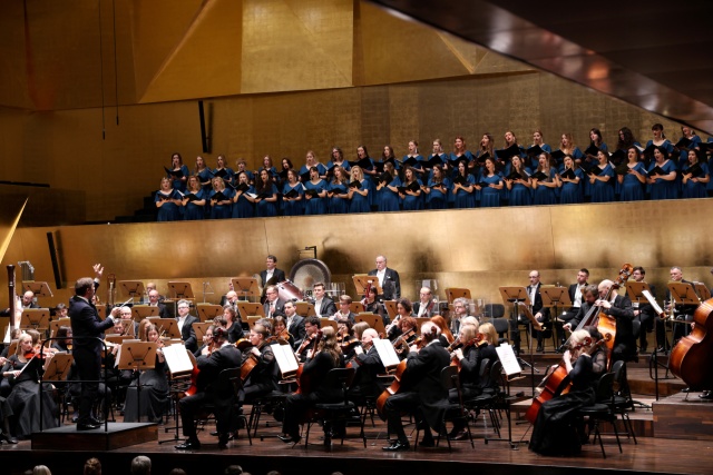 Orkiestra Symfoniczna Filharmonii im. Mieczysława Karłowicza i Chór Politechniki Morskiej w Szczecinie pod batutą Przemysława Neumanna. Fot. Cezary Aszkiełowicz Magiczny koncert Bożonarodzeniowy w Złotej Sali Filharmonii [ZDJĘCIA]