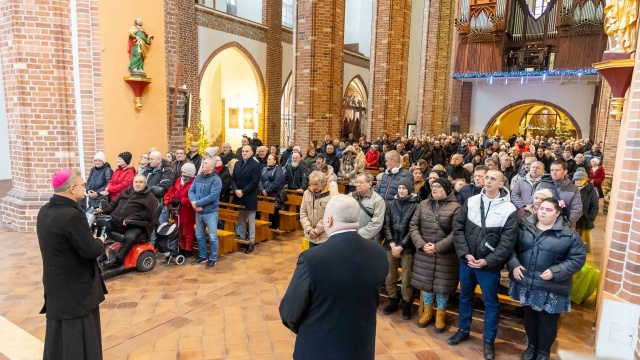 Fot. Robert Stachnik [Radio Szczecin] Wigilia i paczki dla potrzebujących w katedrze [ZDJĘCIA]