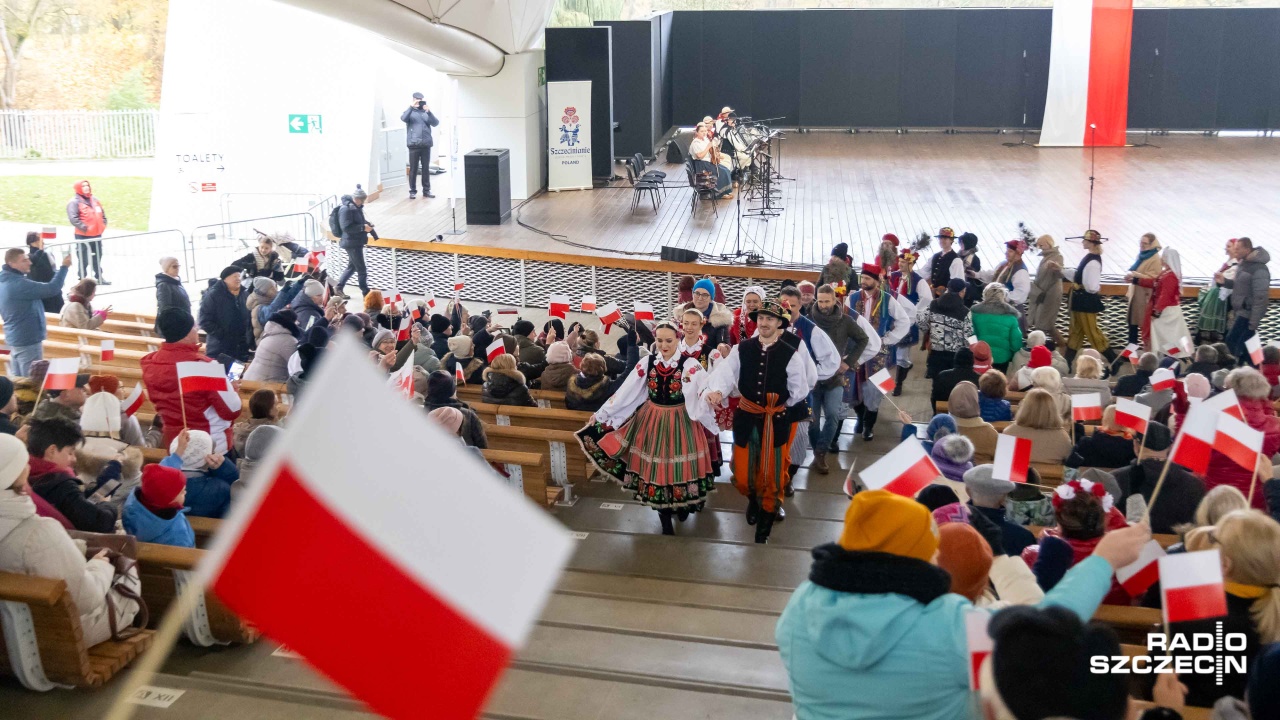 Szczecin śpiewająco rozpoczął świętowanie niepodległości [ZDJĘCIA]