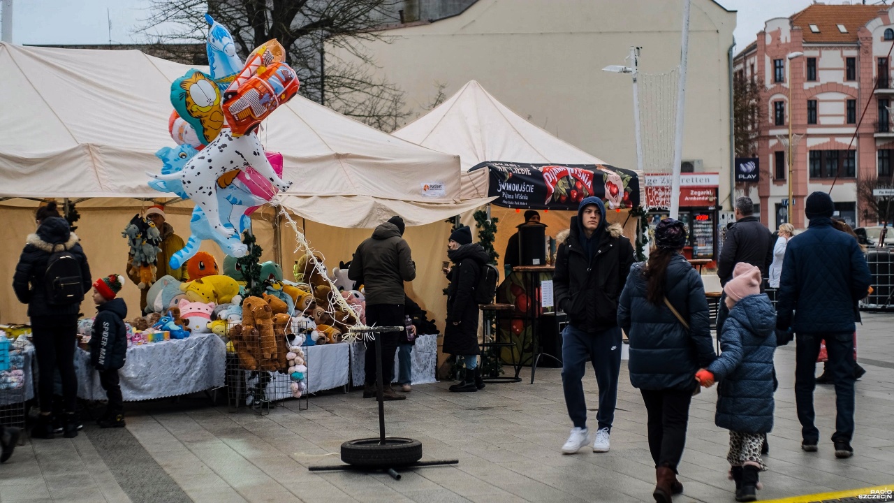 Plac Wolności w Świnoujściu zaprasza. Jarmark trwa [WIDEO]