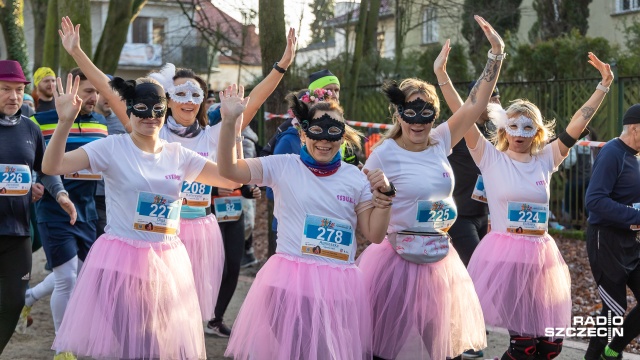 Ptasie pióra, karnawałowe maski a przede wszystkim sport - tak nowy rok powitali uczestnicy biegu, który odbył się w poniedziałek w Parku Kasprowicza w Szczecinie. Tradycyjny już Bieg Noworoczny wystartował nieopodal Teatru Letniego.