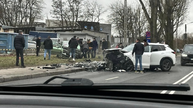 Kolizja i długi korek na ulicy Derdowskiego w Szczecinie.