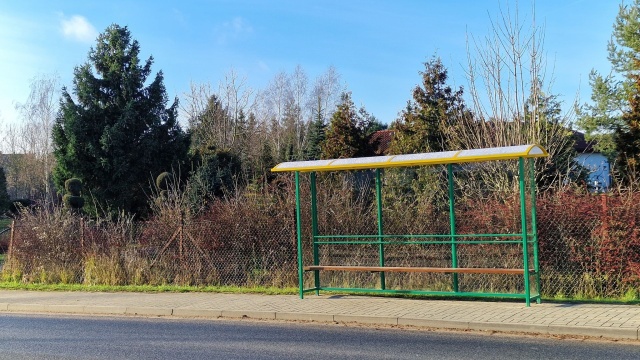 Wandale niszczą przystankowe wiaty w Gminie Kołbaskowo.