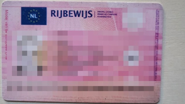 Był pod wpływem narkotyków, do tego pokazał policjantom podrobione prawo jazdy.