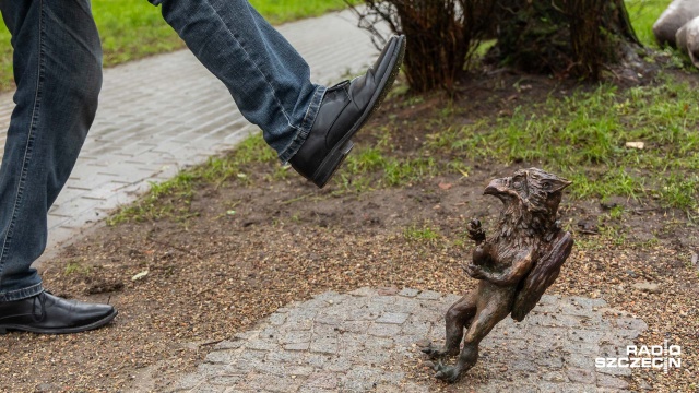 Szesnaście rzeźb - Gryfików - tworzy od jesieni ubiegłego roku ścieżkę historyczno-edukacyjną przygotowaną z myślą o turystach. Tuż po jej otwarciu, jedna z figurek została pomazana farbą. Teraz ktoś próbował swoich sił na kolejnej - prawdopodobnie podczas noworocznej, miejskiej imprezy.