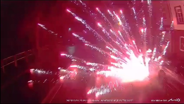 Jakie zagrożenie stwarzają fajerwerki - pokazuje straż pożarna z Białogardu.