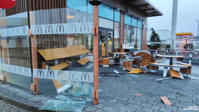 Niecodzienne zdarzenie drogowe w Kołobrzegu. Samochód staranował ogródek jednej z restauracji.