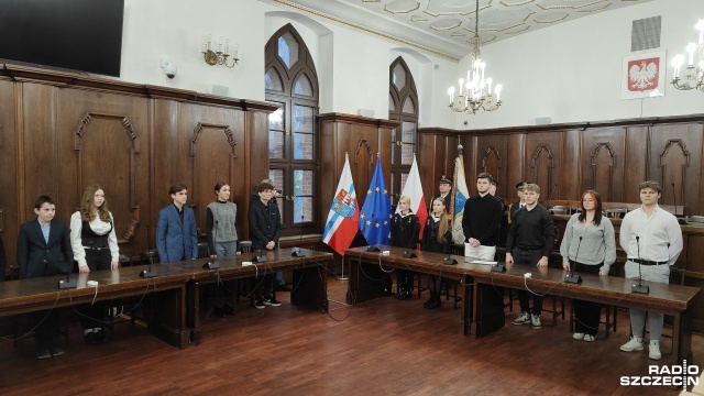 W kołobrzeskim ratuszu ślubowali dziś członkowie Młodzieżowej Rady Miasta. Nastoletni radni przekonują, że bardzo poważnie podchodzą do swoich obowiązków.