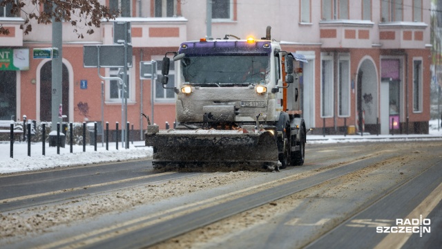 25 kolizji w ostatniej dobie na ulicach Szczecina. W zimowych warunkach znacznie wydłuża się droga hamowania - zwraca uwagę nadkomisarz Anna Gembala z Komendy Miejskiej Policji w Szczecinie.