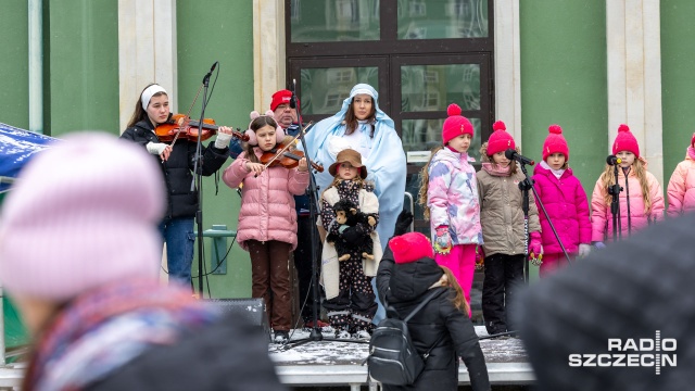 Przez ulice Szczecina przeszedł Orszak Trzech Króli. Zanim wyruszyli, dzieci ze szczecińskiego chóru Na dziecięcą nutę zaśpiewały polskie kolędy i pastorałki, by zachęcić mieszkańców do wspólnego świętowania Objawienia Pańskiego.