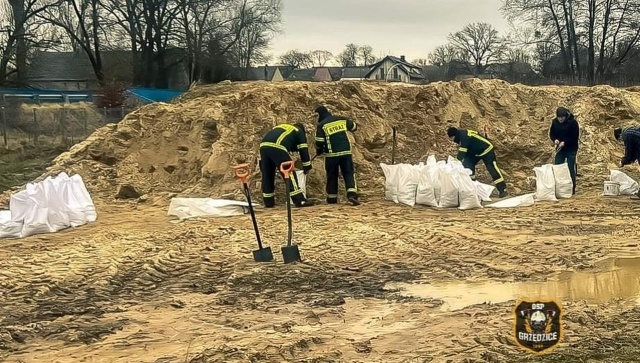 Ochotnicza Straż Pożarna w Grzędzicach walczy z wysoką wodą na rzece Inie, w pobliżu miejscowości Smogolice. Druhowoe ułożyli już worki z piaskiem, które mają zabezpieczyć częściowo już zalane gospodarstwa. Wysoki stan Iny zagraża także niektórym budynkom w Rogowie i Poczerninie.