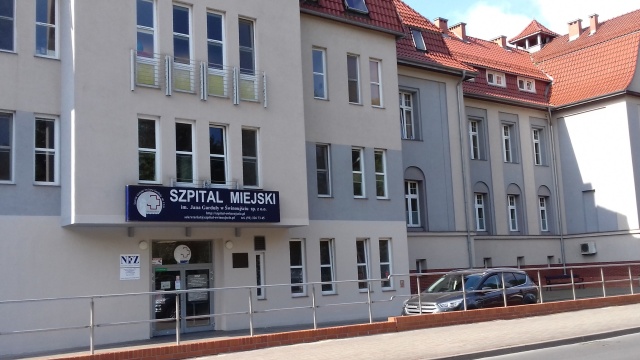 Zabójcy w kitlach - to jedno z wielu niepochlebnych określeń, jakie padło na społecznościowym forum pod adresem Świnoujskiego szpitala. Dziś autorzy takich postów i komentarzy, ku ich zdziwieniu zostali wezwani do sprostowań. Sprawie postanowili się przyjrzeć świnoujscy radni lewicy, którzy szpital i samorząd poprosili o wyjaśnienie sprawy.