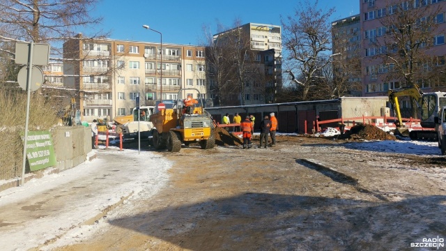 Inwestycja obejmuje całkowitą przebudowę jezdni, chodników i parkingów w kwartale między ulicami Chrobrego i Kazimierza Wielkiego w Stargardzie.