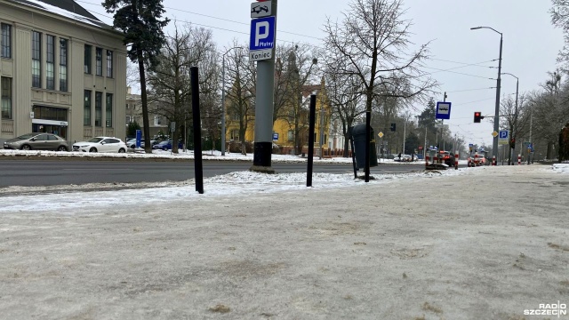Wraz z powrotem mrozów, chodniki w Szczecinie zamieniły się w lodowisko.