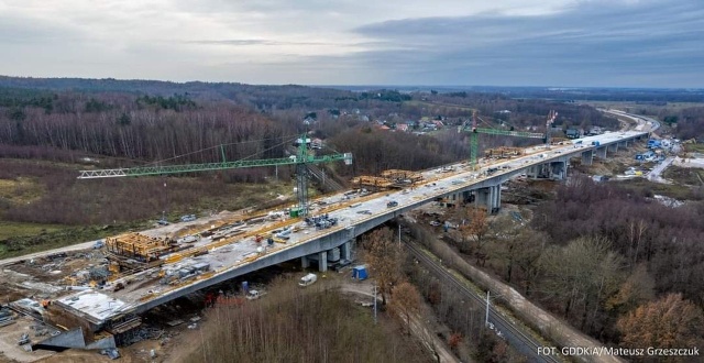 Konstrukcja północnej nitki obwodnicy Koszalina i Sianowa jest już gotowa. Trwają tam prace wykończeniowe.