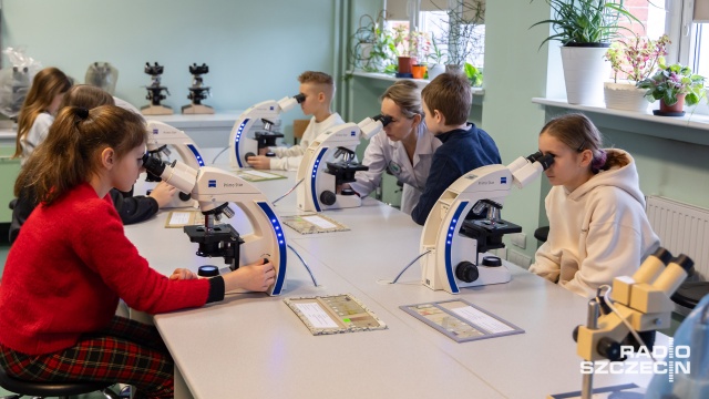 Pokaz doświadczeń z suchym lodem, prezentacje grzybów leczniczych i warsztaty z mikroskopem - w Instytucie Biologii Uniwersytetu Szczecińskiego trwa Noc Biologów.