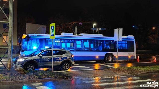Nie żyje kobieta, którą potrącił miejski autobus. Do zdarzenia doszło w sobotę ok. godz. 17 w Kołobrzegu - informuje portal e-kg.pl.