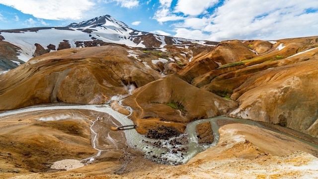 Do islandzkiego miasta Grindavik dotarła lawa z pobliskiego wulkanu. Zapaliły się domy, które napotkała na swojej drodze. Lawa wypływa ze szczeliny, która otworzyła się w pobliżu miasta wcześnie rano.