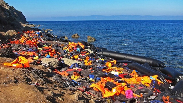 Nie żyje pięciu migrantów, którzy próbowali nielegalnie przedostać się przez kanał La Manche z Francji do Wielkiej Brytanii. Szósta osoba jest w stanie krytycznym.