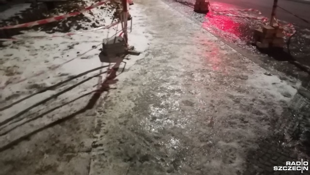 Mroźno i ślisko... Zwłaszcza na trasach bocznych, mniej uczęszczanych, czy na drogach powiatowych. Oblodzone i niebezpieczne są też chodniki, a nawet przejścia dla pieszych.