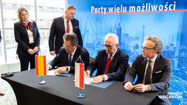 Nowa fabryka podstaw do elektrowni wiatrowych powstanie w Szczecinie. Dziś Zarząd Morskich Portów Szczecin i Świnoujście podpisał umowę z hiszpańską firmą Windar na dzierżawę terenu pod inwestycję.