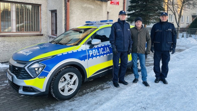 Nowy radiowóz trafił do policjantów w Ińsku. Dzisiaj odbyło się oficjalne przekazanie pojazdu przed budynkiem posterunku.