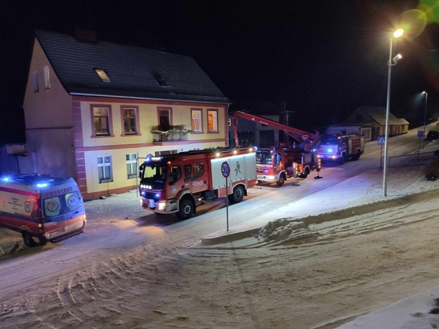 10 osób ewakuowano przy użyciu kosza na podnośniku, nikomu na szczęście nic się nie stało. Do pożaru w bloku interweniowali nad ranem strażacy.