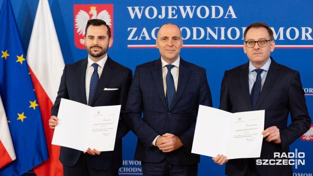 Premier powołał nowych wicewojewodów zachodniopomorskich - nominacje odebrali w środę Dawid Krystek - dotychczas jeden z dyrektorów szpitala przy Strzałowskiej w Szczecinie, a także szef Nowej Lewicy w mieście i były radny SLD - oraz Bartosz Brożyński, radca prawny, nauczyciel akademicki i były dyrektor biura posła PO, Arkadiusza Marchewki.