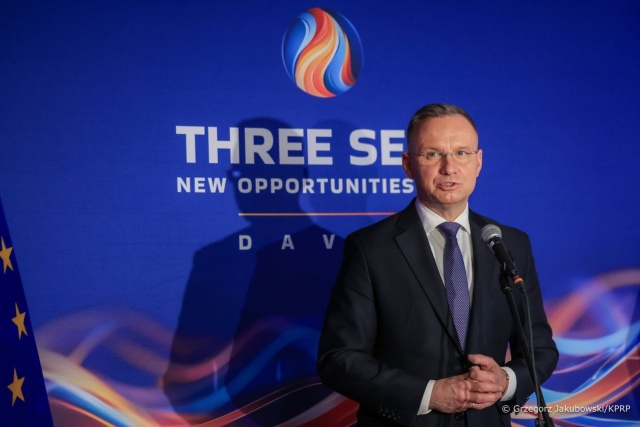 Wobec przebywającego w więzieniu skazanego byłego szefa CBA Mariusza Kamińskiego sąd wydał nakaz przymusowego karmienia. Polityk PiS prowadzi w więzieniu protest głodowy.